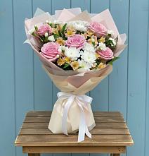 Букет цветов из:  Гвоздики, Орхидеи и Розы в Челюскинский