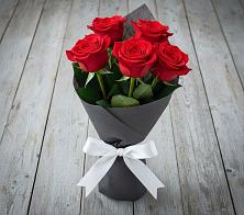Букет 5 Красных роз Эдлесс Лав в Челюскинский