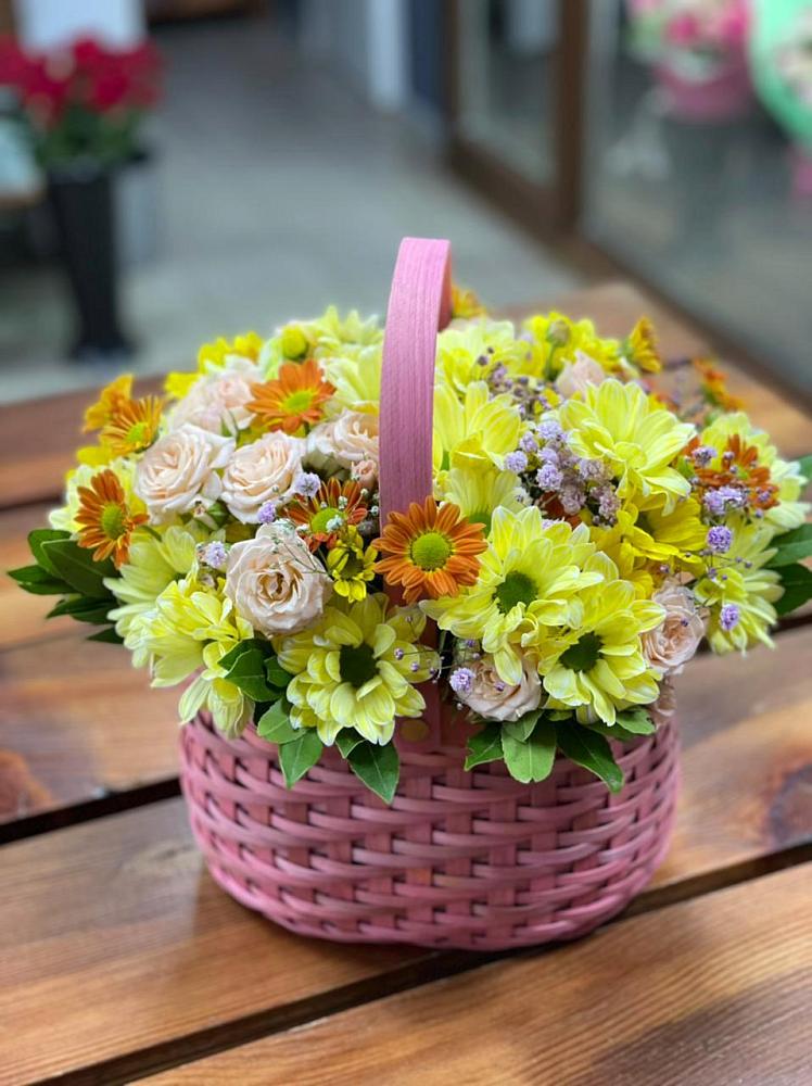 Цветочная композиция из Хризантемы и Розы в корзине в Челюскинский