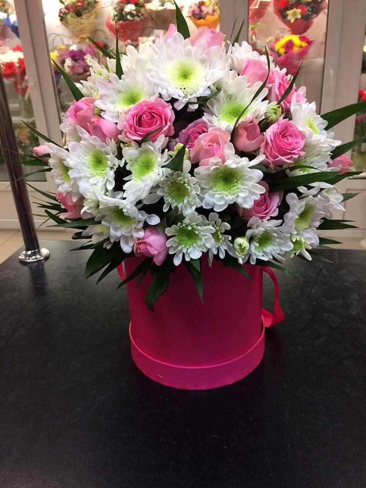 Цветочная композиция из Розы и Хризантемы в шляпной коробке в Челюскинский